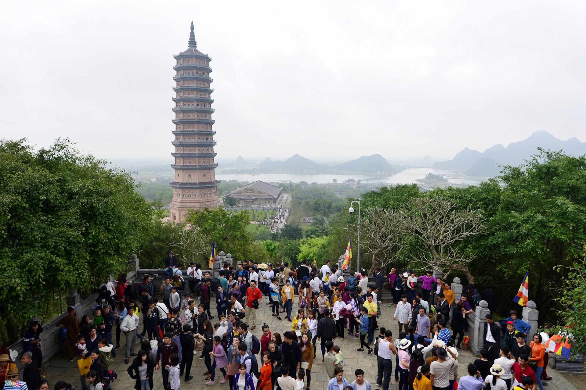 Nhét tiền lẻ, xoa đen tượng phật ngày khai hội chùa Bái Đính